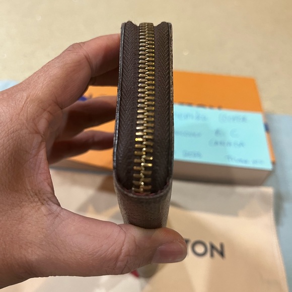 Lv wallet 💯 % Authentic - Picture 3 of 10